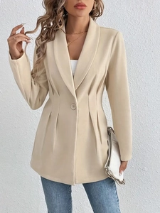 Vue détaillée du blazer beige cintré avec des plis à la taille et design à bouton unique