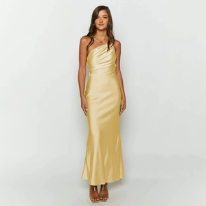 Gros plan détaillé sur la robe en satin jaune à une épaule avec élégant dos plissé