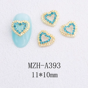 Vue détaillée du bijou d'ongle MZH-A393 cœur doré avec strass bleus 11x10mm