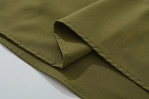 Dettaglio ravvicinato del tessuto verde militare con doppia cucitura ad alta densità
