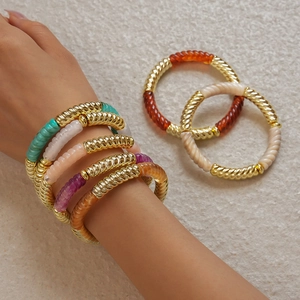 Détails des segments colorés en résine acrylique et maillons dorés torsadés des bracelets