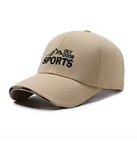 Dettaglio del cappellino da baseball outdoor con ricamo montagna e tessuto in cotone kaki