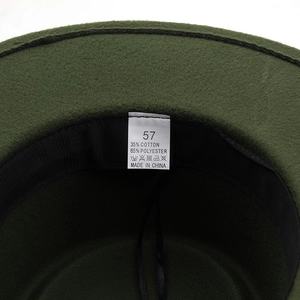 Dettaglio dell'interno del cappello con etichetta taglia 57 e materiale 35% cotone