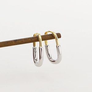 Dettaglio degli orecchini a forma di U in argento S925 con placcatura bicolore oro e argento