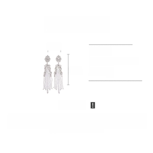 Détail de boucles d'oreilles à pompons avec mesures de 15 cm de long et 3,5 cm