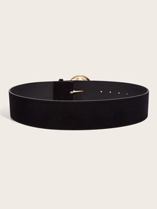 Detail d'une ceinture large en daim noir avec boucle doree et perforations reglables