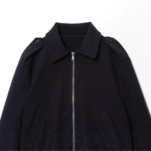 Veste en laine bleu marine avec col à revers, fermeture éclair et épaulettes de détails