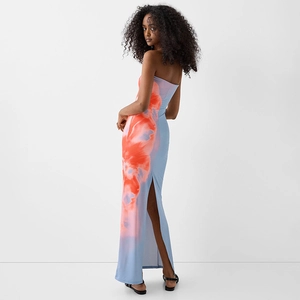 Trägerloses Maxikleid in Blau mit orangefarbenem Blumendruck und hohem Beinschlitz