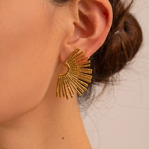 Boucles d'oreilles soleil géométriques creuses vintage en acier doré 18 carats sur modèle