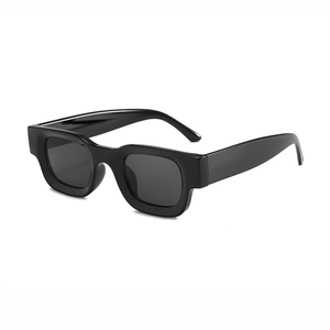 Klassische Vintage Cat-Eye Sonnenbrille in Schwarz mit breiten Bügeln und grauen Gläsern