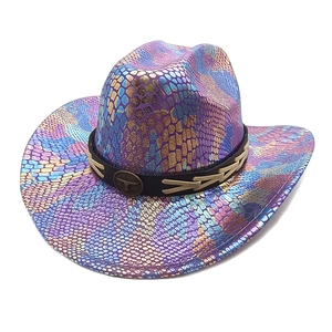 Chapeau de cowboy western violet iridescent avec texture serpent et boucle tête de taureau