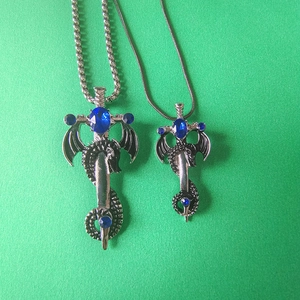 Collier avec pendentif dragon épée rétro et pierre bleue sur métal argenté