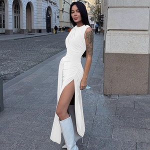 Nauwsluitende witte mouwloze maxi-jurk met zijsplit en elegante plooidetails