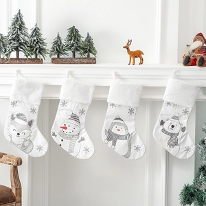 Set calze di Natale con volpe, pupazzo di neve, pinguino e orso polare sul caminetto