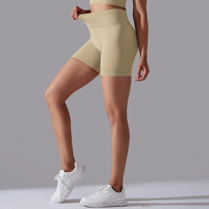 Détail d'un short de yoga sans couture taille haute beige avec élasticité et tissu côtelé