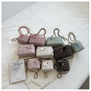 Vue à plat de mini sacs en tweed colorés avec boucles dorées en forme de camélia