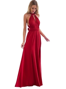 Detalle de la espalda de un vestido largo rojo sin espalda con diseño de tirantes
