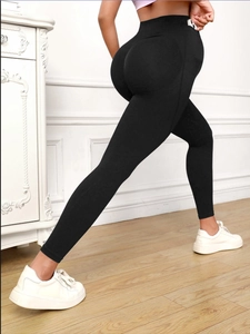 Detail of high waist yoga leggings with hidden back pocket and butt lifting effect