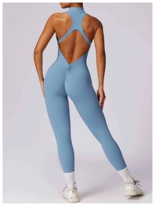 Détail de la combinaison de yoga bleu ciel avec dos nageur et couture push-up