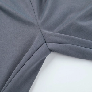 Détails des coutures de haute qualité et du tissu en maille grise du pantalon de sport