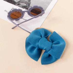 Set fascia con fiocco blu pavone e occhiali da sole a fiore viola per bambini piccoli