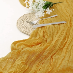 Chemin de table élégant en voile jaune avec plis naturels pour décoration de mariage