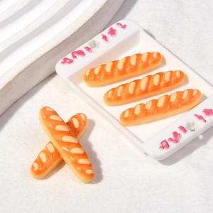 Détail macro de modèles miniatures de baguettes sur un plateau décoratif en résine
