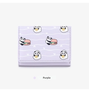 Dettaglio del portafoglio lavanda con simpatici motivi di panda e hamburger