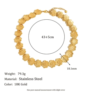 Détail du collier floral en acier plaqué or 18K montrant les dimensions et le poids
