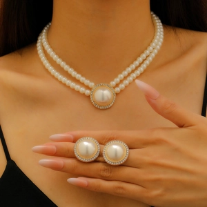 Collier de perles double épaisseur et boucles d'oreilles assorties avec strass dorés