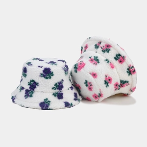 Bob chic en laine d'agneau avec motifs floraux violets et roses pour la chaleur d'automne