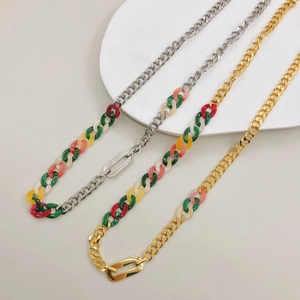 Collana a catena hip hop con maglie in acrilico colorato e finitura metallica moderna