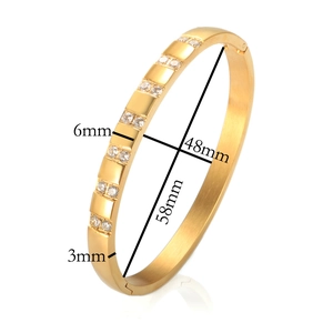 Dettaglio del bracciale in acciaio dorato con diamanti e indicazione delle misure
