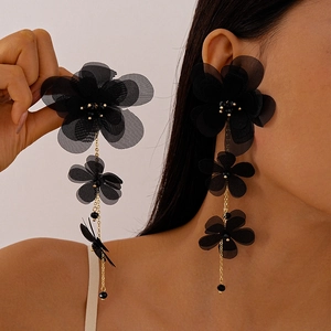 Eleganti orecchini lunghi con fiori in chiffon nero e catene dorate su modella