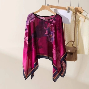 Violetter Chiffon-Schal-Top mit Blumenmuster auf Holzbügel vor minimalistischem Hintergrund