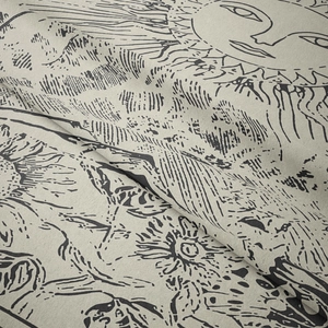 Detailaufnahme des böhmischen Wandteppichs mit Sonnenmotiv und rustikaler Leinentextur