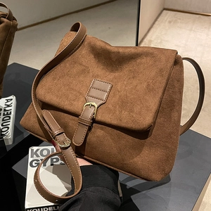 Borsa a tracolla in pelle scamosciata marrone con patta e fibbia decorativa
