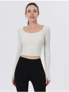 Makroaufnahme der Rippenstruktur des weißen Langarm-Yogashirts mit eckigem Ausschnitt
