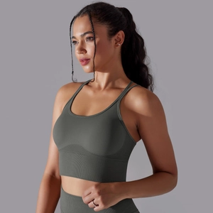 Vue latérale du soutien-gorge de sport olive avec bretelles croisées et texture