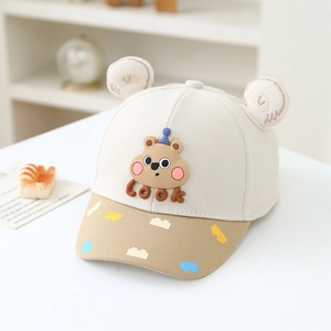 Detailansicht der Baby-Baseballkappe mit Plüschohren und süßem Bären-Aufnäher