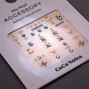 Autocollants nail art lune et étoile dorés avec strass bleus sur carte MJ-010