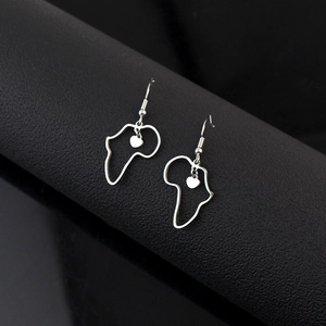 Détail des boucles d'oreilles carte d'Afrique argentées avec pendentif cœur sur socle