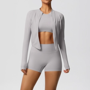 Vue détaillée de l'ensemble de yoga gris avec coutures ergonomiques et tissu extensible