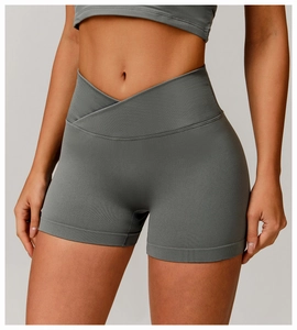 Detail der grauen nahtlosen Yoga-Shorts mit hohem Bund und Crossover-Taille Design