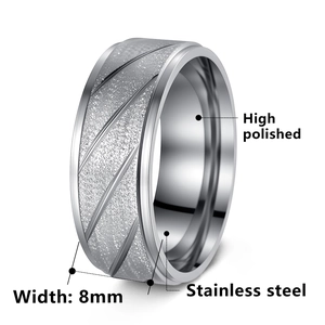 Makro-Detail von 8mm Edelstahlring mit gebürsteter Oberfläche und polierter Innenkante
