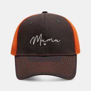 Dettaglio del ricamo Mama su cappellino trucker marrone e arancione con cuciture a contrasto