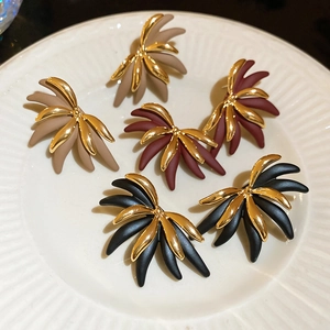 Detailed view of 18k gold plated fan-shaped vintage earrings in beige, red and black