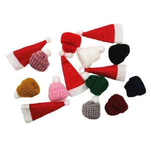 Collection de mini bonnets en tricot colorés et bonnets de Noël en feutre rouge pour poupées