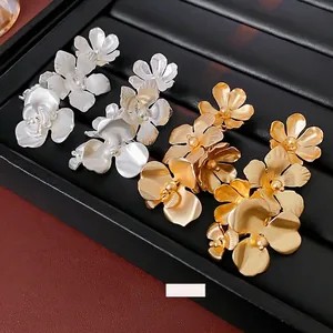 Boucles D Oreilles Pendantes Fleur À Pompons Élégantes Longues Bijoux En Alliage Floraux Avec Tige En Argent Pour Femmes