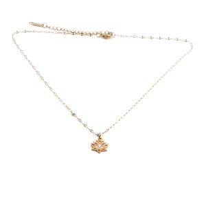 Collier en acier inoxydable doré avec pendentif fleur de lotus ajouré et chaîne réglable